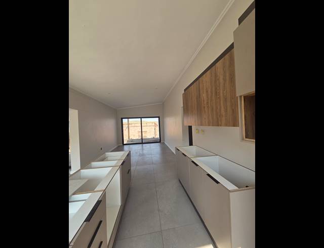 3 BEDROOM FREEHOLD FOR SALE IN PALM LAKES ESTATE